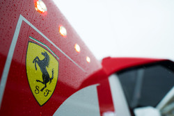 La lluvia cae sobre un logotipo de Ferrari