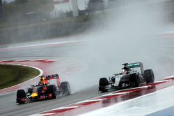Daniil Kvyat, Red Bull Racing RB11 et Lewis Hamilton, Mercedes AMG F1 W06