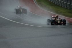 Pastor Maldonado, Lotus F1 E23 leads team mate Romain Grosjean, Lotus F1 E23