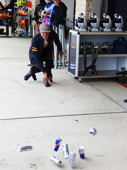 Carlos Sainz Jr., Scuderia Toro Rosso gioca a bowling nel box