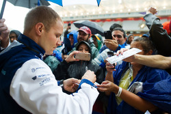 Valtteri Bottas, Williams signe des autographes pour les fans