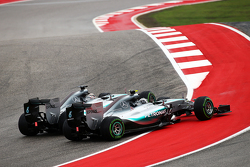 Nico Rosberg, Mercedes en Lewis Hamilton, Mercedes maken contact in eerste bocht