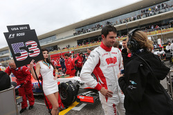 Alexander Rossi, Manor Marussia F1 Team met Jennie Gow, BBC Radio 5 Live Pitlane Reporter op de grid