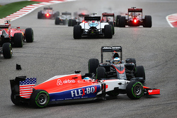 Fernando Alonso, McLaren MP4-30 vueltas en el comienzo de la carrera y es evitado por Will Stevens,