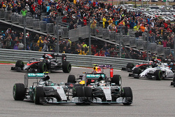 Нико Росберг, Mercedes AMG F1 W06 и Льюис Хэмилтон, Mercedes AMG F1 W06 борьба за позицию на старте