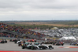 Nico Rosberg, Mercedes AMG F1 W06 et son équipier Lewis Hamilton, Mercedes AMG F1 W06 en lutte pour une position au départ de la course