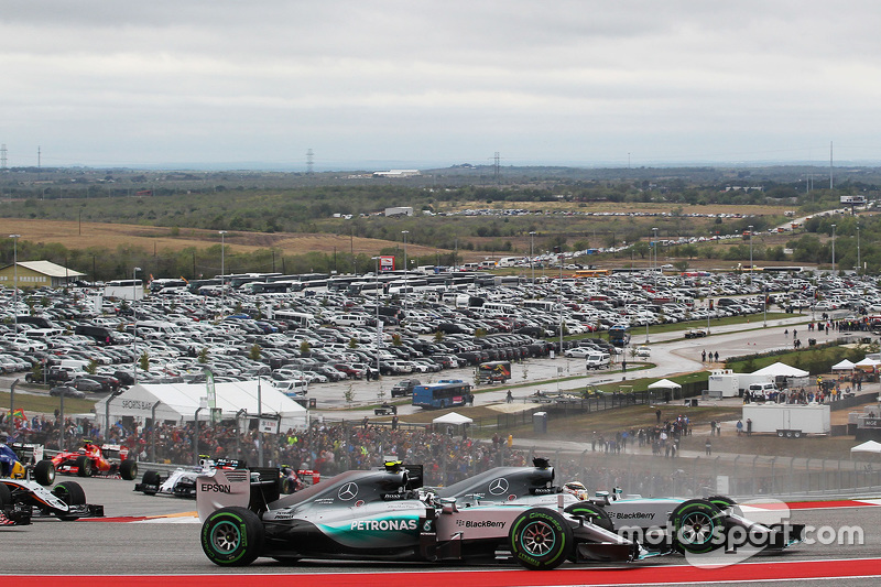 Nico Rosberg y Mercedes AMG F1 W06 lidera aequipo compañero a Lewis Hamilton, Mercedes AMG F1 W06 batalla por la posición en el inicio de la carrera