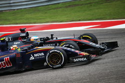 Карлос Сайнс мл., Scuderia Toro Rosso STR10 и Фернандо Алонсо, McLaren MP4-30 - борьба за позицию
