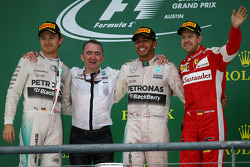 El podio: segundo lugar de Nico Rosberg, de Mercedes AMG F1, ganador de la carrera y mundo campeón L
