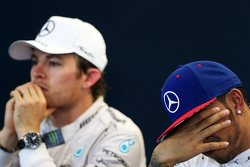 Tweede plaats Nico Rosberg, Mercedes AMG F1 en winnaar en wereldkampioen Lewis Hamilton, Mercedes AM