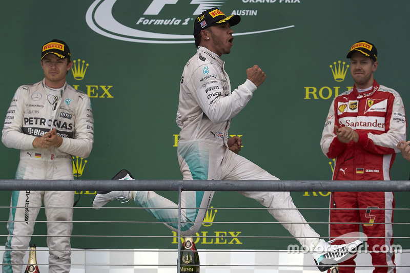 Le vainqueur et Champion du Monde Lewis Hamilton, Mercedes AMG F1, le deuxième, Nico Rosberg, Mercedes AMG F1, le troisième Sebastian Vettel, Ferrari