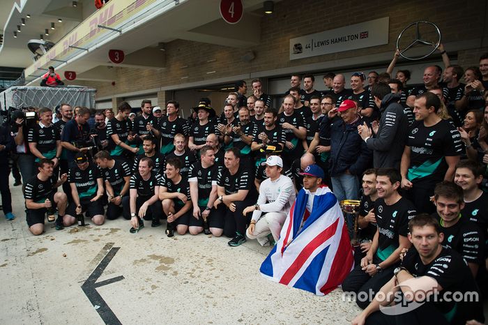 El equipo Mercedes celebra durante el GP de Estados Unidos 2015