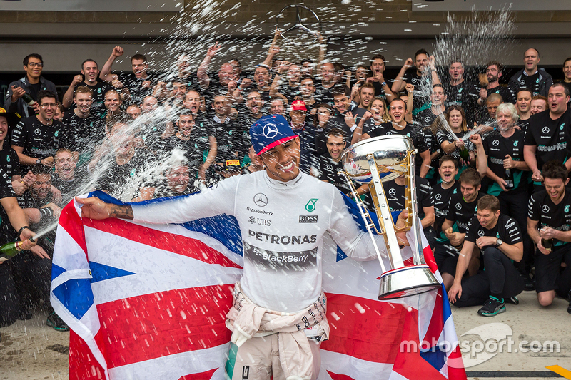 1. und Weltmeister 2015: Lewis Hamilton, Mercedes AMG F1, feiert mit dem Team