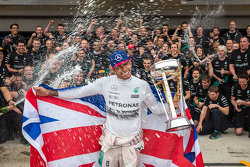 Ganador de la carrera y Campeón Mundial, Lewis Hamilton, Mercedes AMG F1 celebra con su equipo.