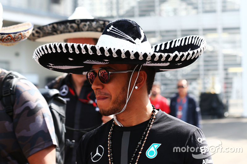Señor Lewis Hamilton met sombrero