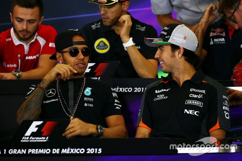 Lewis Hamilton, Mercedes AMG F1 met Sergio Perez, Sahara Force India F1 in de FIA persconferentie