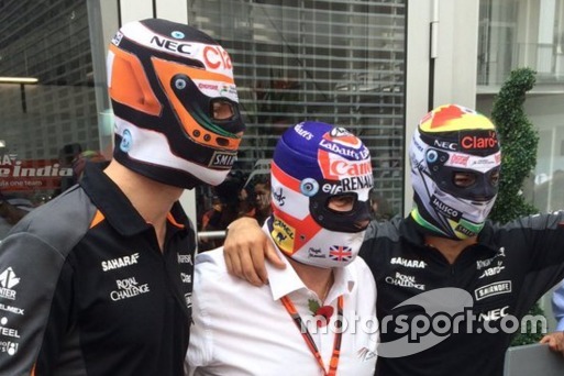 Nico Hulkenberg, Nigel Mansell y Sergio Pérez, con máscaras de luchadores