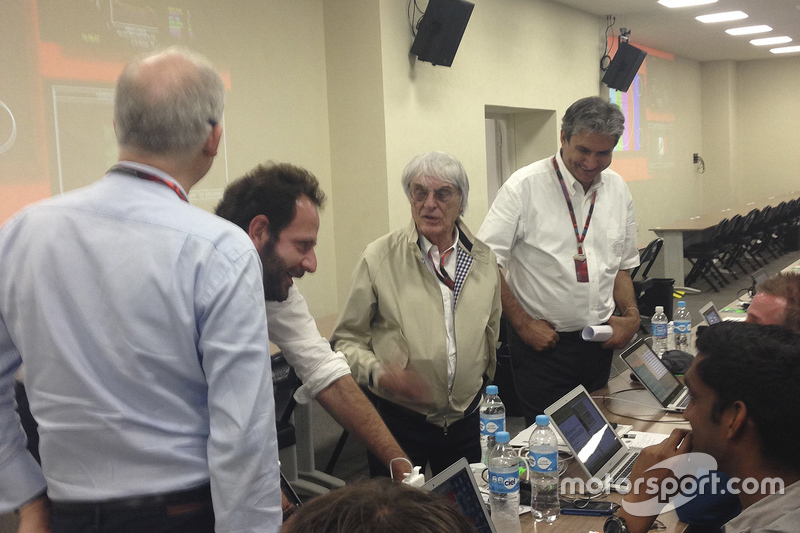 Bernie Ecclestone en la sala de prensa con los periodistas