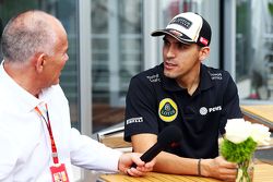 Pastor Maldonado, Lotus F1 Team con Peter Windsor, Periodista