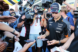 Sergio Pérez, Sahara Force India F1 firma autógrafos para los fans