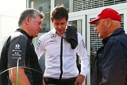 Otmar Szafnauer, Sahara Force India F1 Chief Operating Officer met Toto Wolff, Mercedes AMG F1 aande
