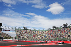 Fernando Alonso, McLaren MP4-30 lidera a Valtteri Bottas, Williams FW37