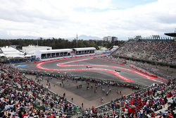 Lewis Hamilton, Mercedes AMG F1 W06, vor Valtteri Bottas, Williams FW37