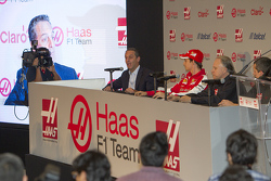 Carlos Slim, directeur América Móvil, Esteban Gutiérrez Haas F1 Team, Gene Haas teameigenaar en Guen