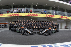 Nico Hulkenberg, Sahara Force India y Sergio Pérez, Sahara Force India Team se toma la foto con los