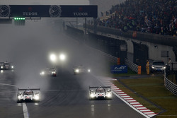 #17 Porsche Team Porsche 919 Hybrid: Timo Bernhard, Mark Webber, Brendon Hartley; #18 Porsche Team P