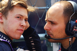 Daniil Kvyat, Red Bull Racing avec Gianpiero Lambiase, Ingénieur Red Bull Racing sur la grille
