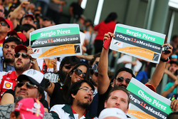 Sergio Perez, Sahara Force India F1 fans in de tribunes