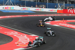 Nico Rosberg, Mercedes AMG F1 W06 voor ploegmaat Lewis Hamilton, Mercedes AMG F1 W06