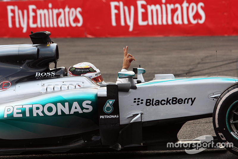 Lewis Hamilton, Mercedes AMG F1 W06 celebra su segundo lugar en el parc ferme
