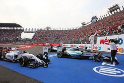 Ganador de la carrera Nico Rosberg, Mercedes AMG F1 W06 celebra en parc ferme