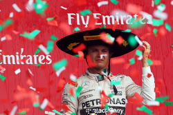 Подиум: победитель гонки - Нико Росберг, Mercedes AMG F1 празднует на подиуме