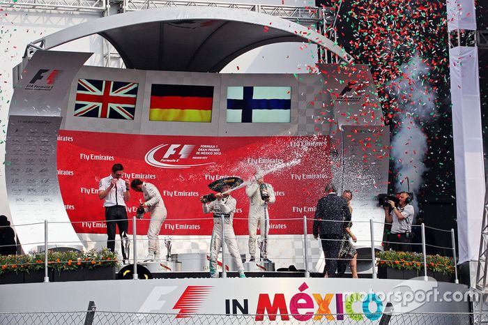 Podio: ganador de la carrera Nico Rosberg, Mercedes AMG F1 celebra en el podio