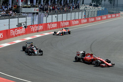 Kimi Raikkonen, Ferrari SF15-T y Jenson Button, McLaren MP4-30