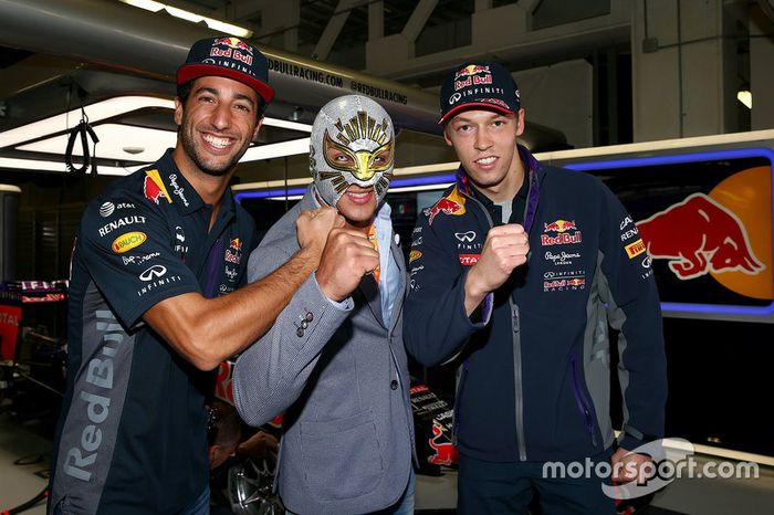 Daniel Ricciardo, Red Bull Racing y Daniil Kvyat, Red Bull Racing con el luchador mexicano Místico