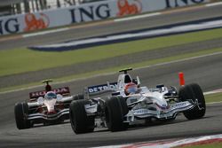 Robert Kubica, BMW Sauber F1 Team, F1.08 leads Anthony Davidson, Super Aguri F1 Team, SA08