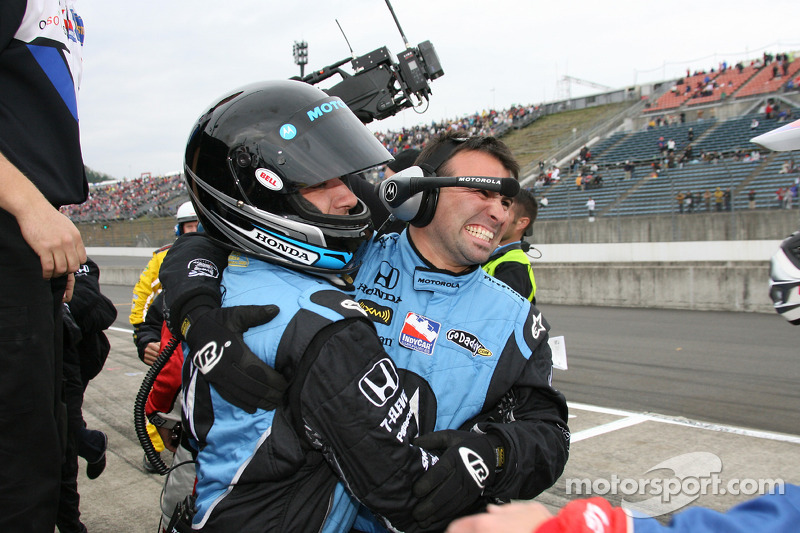 Miembros del equipo Andretti Green Racing celebran con Danica Patrick ganadora  del Indy Japón 300