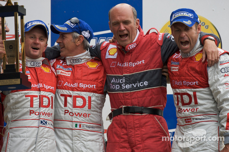 LM P1 Podio: ganadores Tom Kristensen, Rinaldo Capello, Allan McNish con Dr. Wolfgang Ullrich