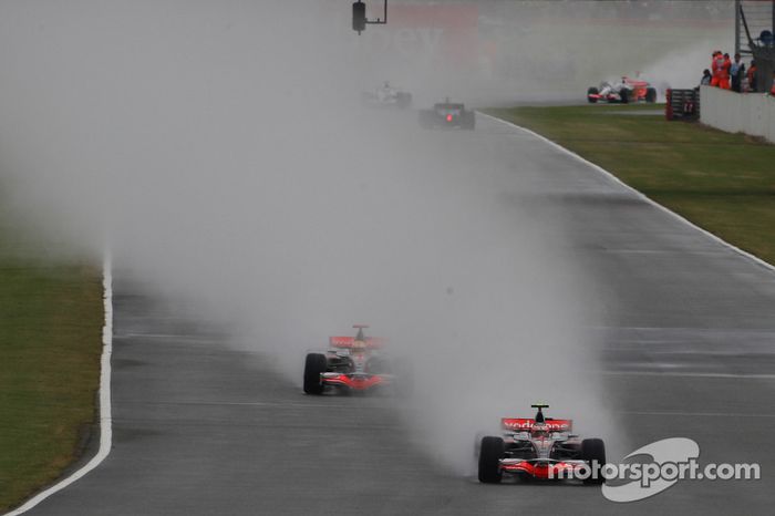 Inicio: Heikki Kovalainen, McLaren Mercedes, MP4-23 y Lewis Hamilton, McLaren Mercedes, MP4-23