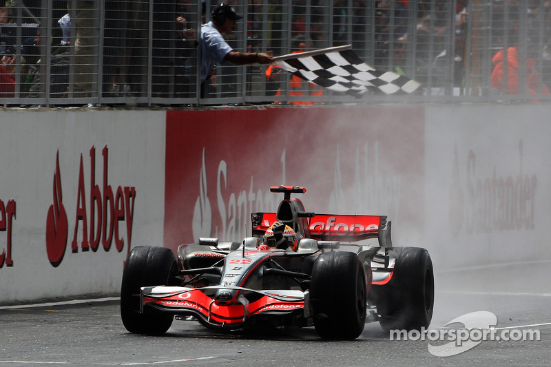 [Resim: f1-british-gp-2008-race-winner-lewis-ham...brates.jpg]