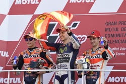 Podium: tweede plaats Marc Marquez, Repsol Honda Team en winnaar en wereldkampioen 2015 Jorge Lorenz