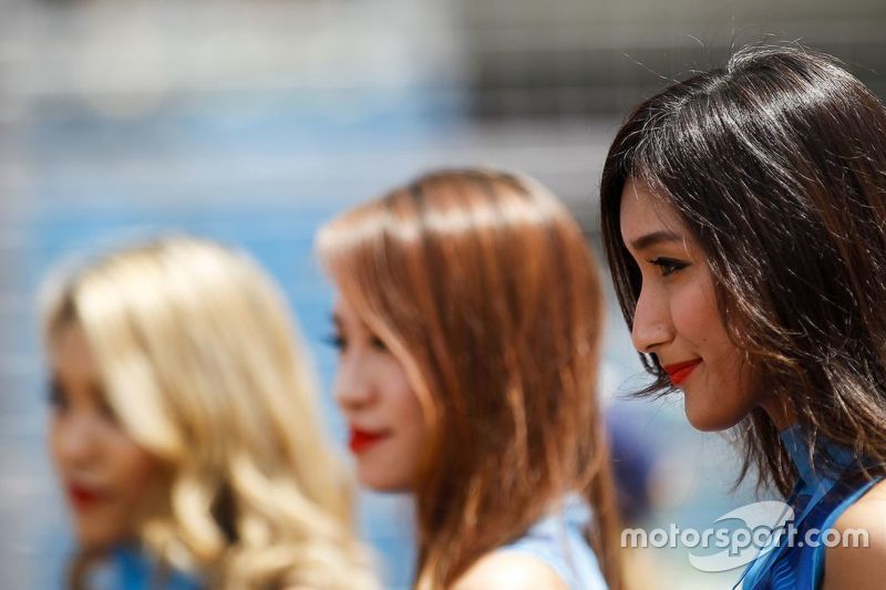 Le grid girls