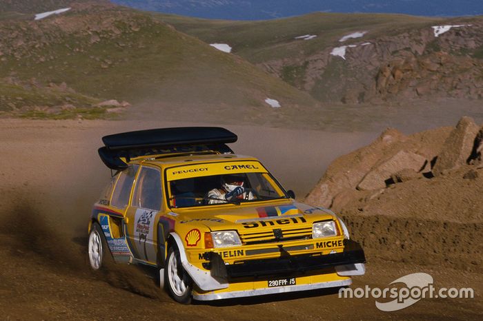 O amarelo da Camel patrocinou carros da F1 e motos como a Yamaha, tornando-se sinônimo de automobilismo nos anos 80. Mas foi com a Peugeot que a logo do camelo casou melhor nas areias do Rally Dakar.