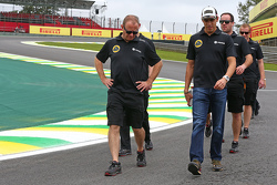Pastor Maldonado, Lotus F1 Team camina en el circuito con su equipo