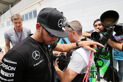 Lewis Hamilton, Mercedes AMG F1 arrive dans le paddock