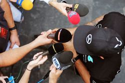 Lewis Hamilton, Mercedes AMG F1 com repórteres